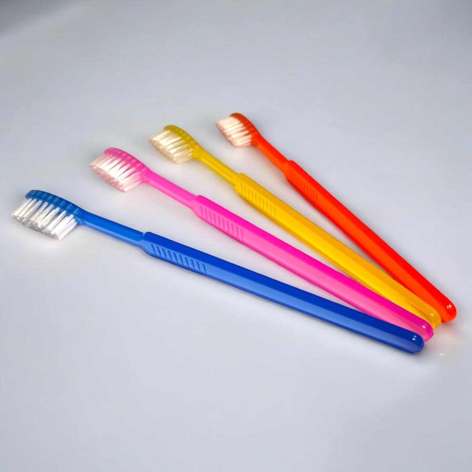 DE Healthcare Products – Einmalzahnbürsten Mit Zahnpasta (100 Stück), Einzeln Hygienisch Verpackt, 4 Untersch. Farben (4X 25 Stück)